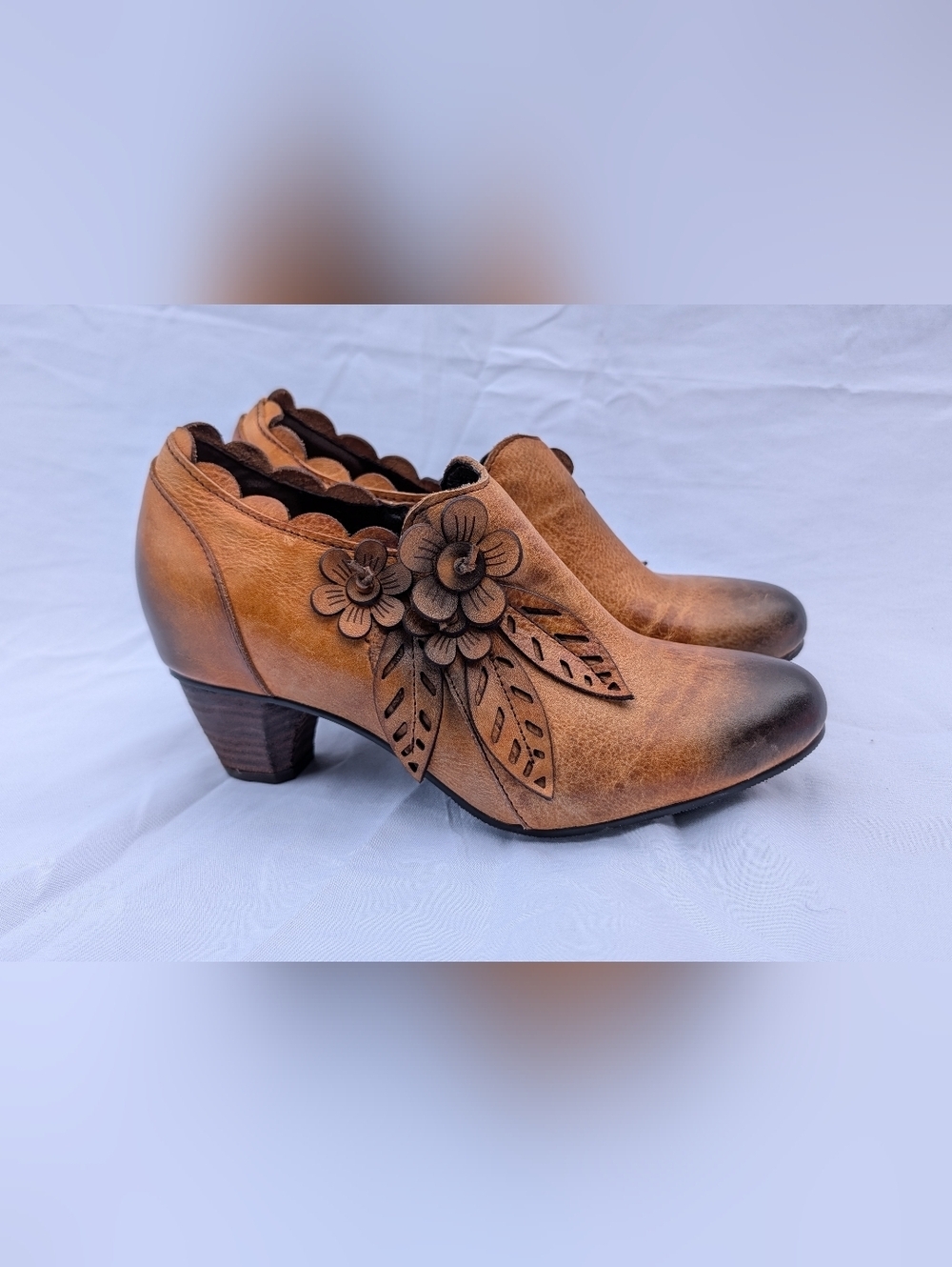 Women Mid Heel Pumps Round Toe Flower Leather Heels  Shoes Sz 38( US 7)